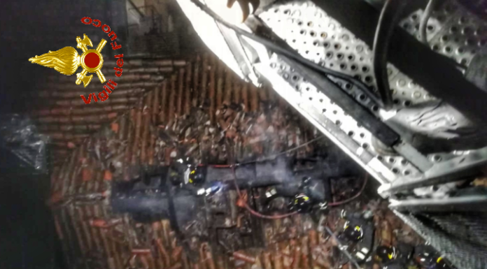 Brivio, il tetto va a fuoco. Intervengono i pompieri