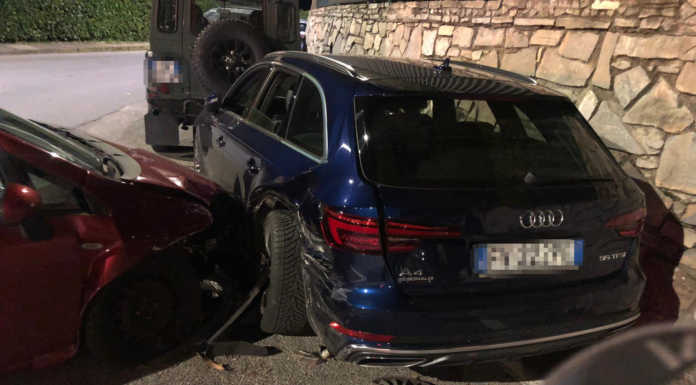 Lecco. Auto perde il controllo in via ai Poggi e va a sbattere