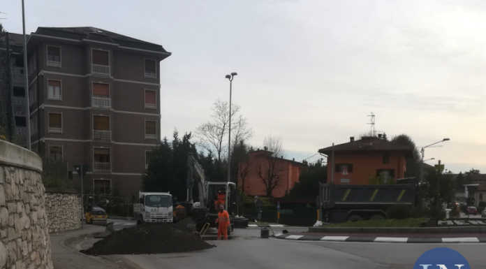 Merate, code lungo via Statale per lavori alla rotonda di Pagnano