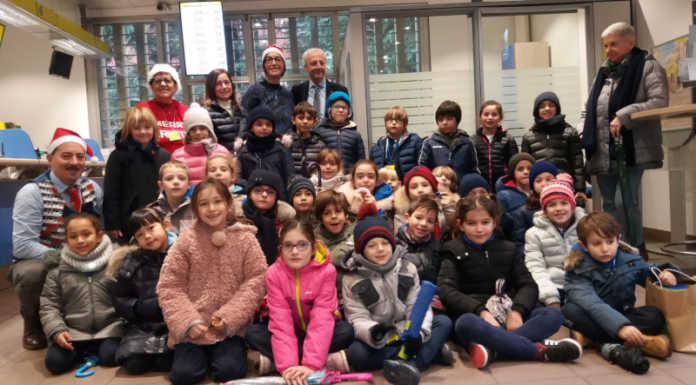 Merate: gli studenti del Villoresi in posta per incontrare i postini di Babbo Natale
