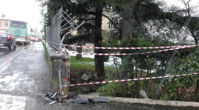 Montevecchia, camion della nettezza urbana va a sbattere contro un muro
