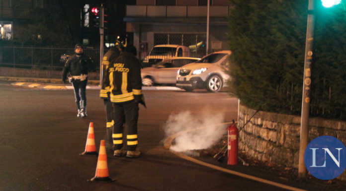 Robbiate, fumo da un tombino. Sul posto vigili del fuoco e polizia locale