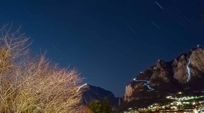 La magia dell’antivigilia, le fiaccole illuminano i monti lecchesi