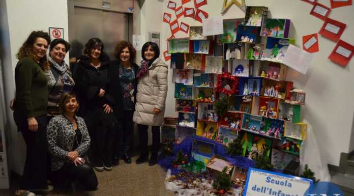 Spunta l’albero di Natale dei bimbi della scuola dell’infanzia del Pascolo