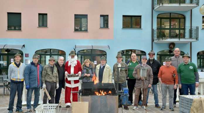 Calolzio. Tanta gioia alla casa di riposo con il Babbo Natale degli Alpini