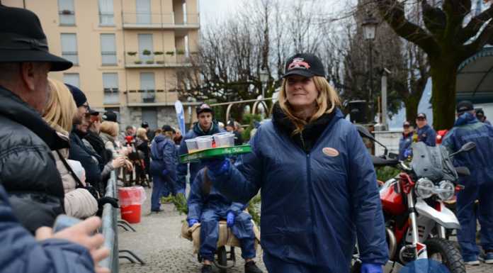 Mandello, sul lago l’aperitivo natalizio in ‘catena di montaggio’