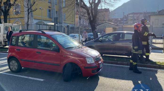 Lecco. Ruota ‘KO’, auto sbanda. “Colpa di quel tombino”