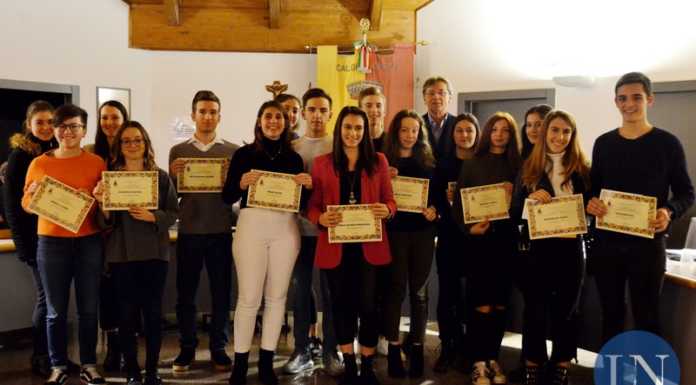 Calolzio. Il comune premia gli studenti meritevoli e saluta la neo pensionata Spinelli