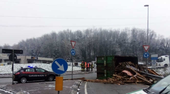 Camion perde il carico di legname, code verso Calco