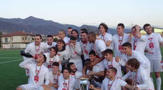 Calcio Eccellenza. Traguardo storico per la Casatese: i biancorossi conquistano la Coppa Italia I ragazzi della Casatese con il trofeo appena conquistato (credit foto Usd Casatese)