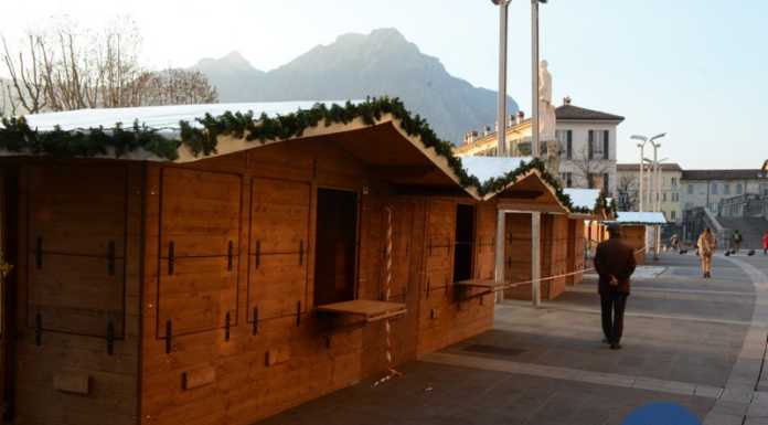 In allestimento il mercatino di Natale in piazza Cermenati