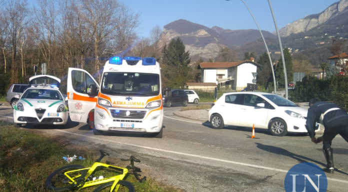 Calolzio. Ciclista cade dopo aver urtato il cordolo di una rotonda: ricoverato all’ospedale