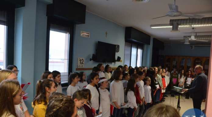 Allegria alla Casa Madonna della Fiducia col coro dell’istituto Manzoni