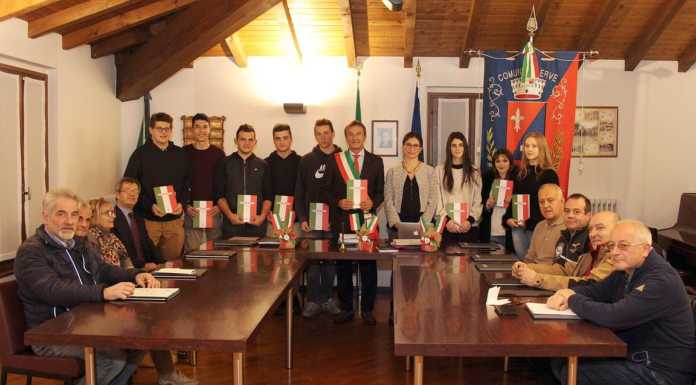 Erve, il sindaco consegna la Costituzione ai neodiciottenni