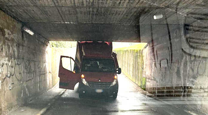 Galbiate. Furgone si incastra nel sottopasso di Sala al Barro, strada chiusa