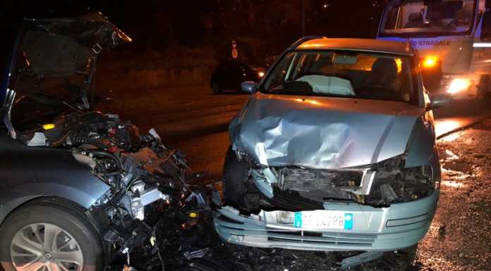 Spaventoso frontale in serata a Sala al Barro, tre mezzi coinvolti