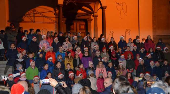 Canti natalizi e mercatini, è già festa alla scuola di Maggianico
