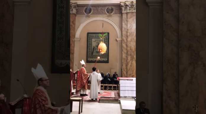 VIDEO – In Basilica il rito del ‘faro’ nel giorno di Santo Stefano