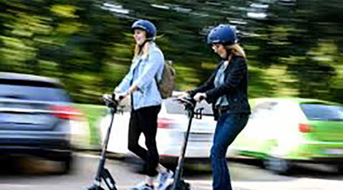 Monopattini elettrici: da oggi a Milano possono circolare