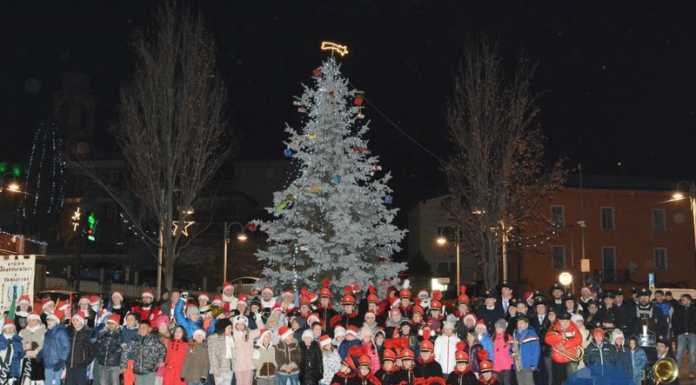 Primaluna si prepara al Santo Natale con l’accensione dell’albero.