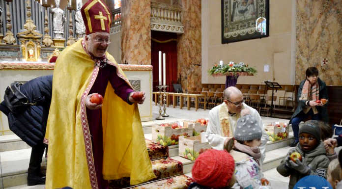 San Nicolò (in persona) dona le mele ai bimbi, mattinata speciale in basilica