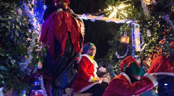 Mandello, sfilano i carri di Natale: spettacolo e allegria la sera della Vigilia