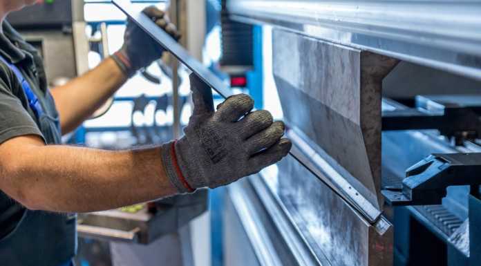 L’industria continua a rallentare, stabili produzione e occupazione