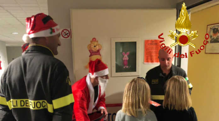 I Vigili del Fuoco portano i doni al reparto di pediatria del Manzoni