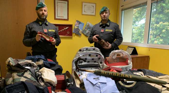 ‘Shopping’ a Mendrisio per rivendere la merce in Italia: cinesi nei guai