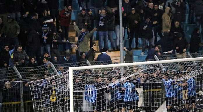 Calcio Serie C. Lecco, prima il black out poi la gioia per una vittoria pesantissima La festa finale sotto la Curva Nord (credit foto Calcio Lecco 1912)