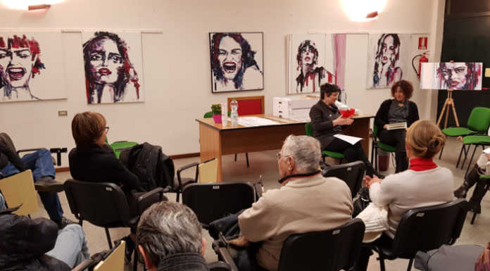 Calco, Elena Parolini ha presentato il suo libro “Vero è falso”