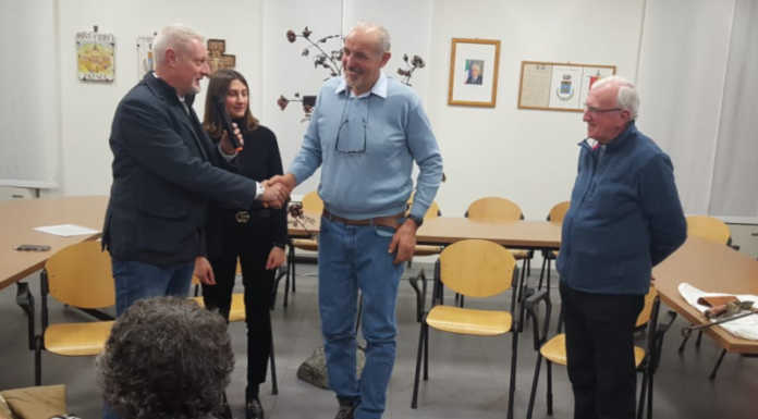 Imbersago, l’artista Giuseppe Laini dona un drago in ferro al Comune