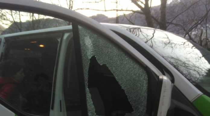 Introbio, spaccano il vetro del furgone, via con i portafogli