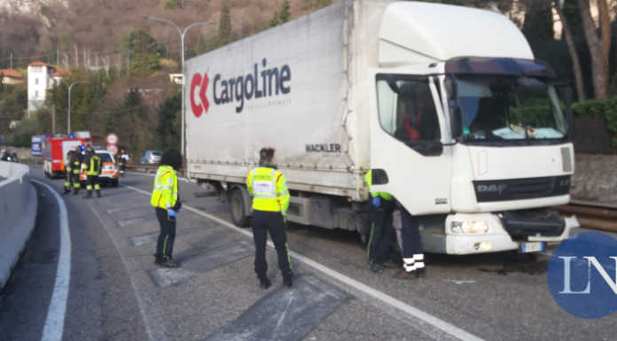 Lecco, camion invade la corsia opposta e va a sbattere contro un’auto