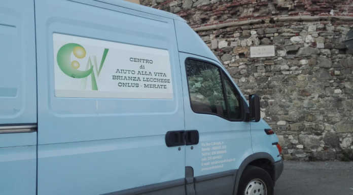 Il gruppo Brivio che dona in aiuto al centro per la vita di Merate