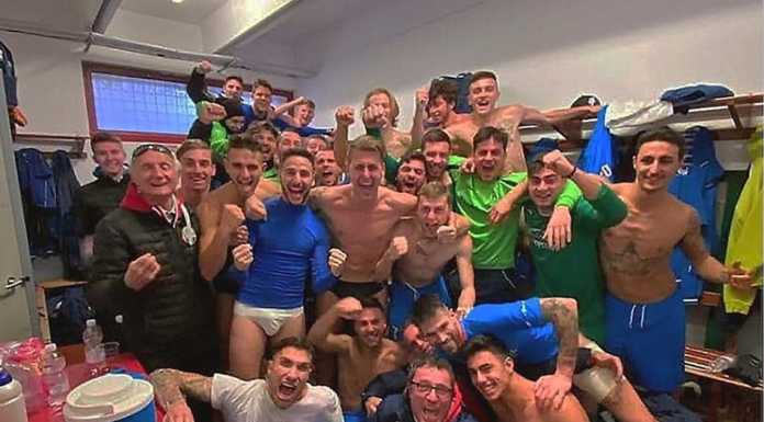 Calcio Serie D. Il NibionnOggiono strappa tre punti d’oro a Villa d’Almè La foto di rito nello spogliatoio dopo la vittoria (credit foto NibionnOggiono)