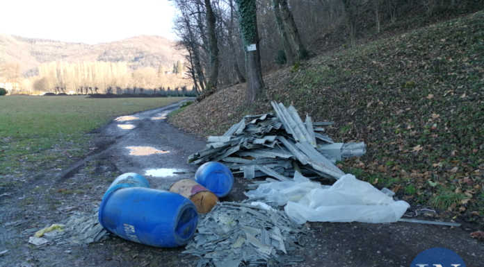 Olgiate, lastre di eternit abbandonate in via Pilata, Fratangeli: “Sconcertato da tanta inciviltà”