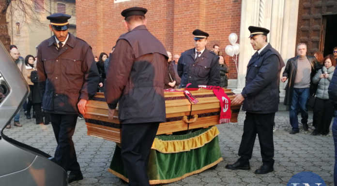 Verderio, palloncini rossi in cielo per l’ultimo straziante saluto a Simone Pederzoli
