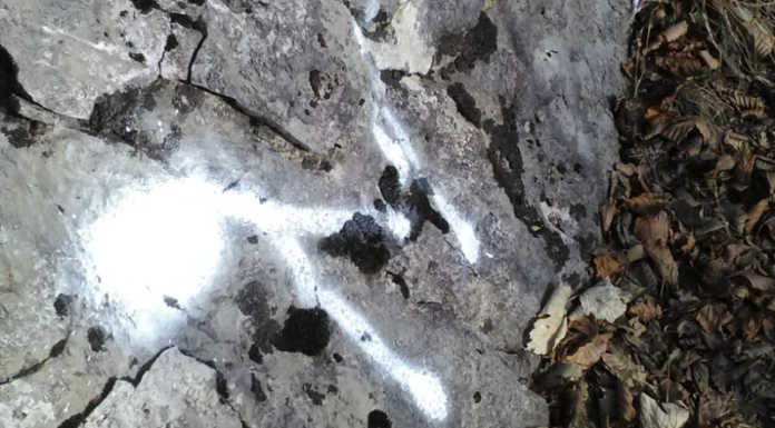 Mandello. Scritte con lo spray sul sentiero per il rifugio Elisa