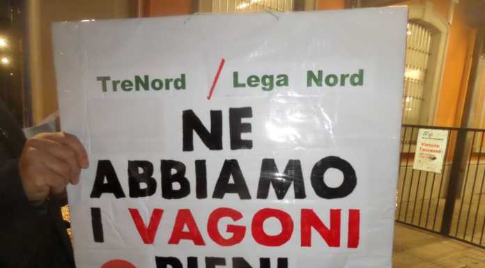 Cambia Calolzio, volantini contro Trenord: “Ne abbiamo i vagoni pieni”