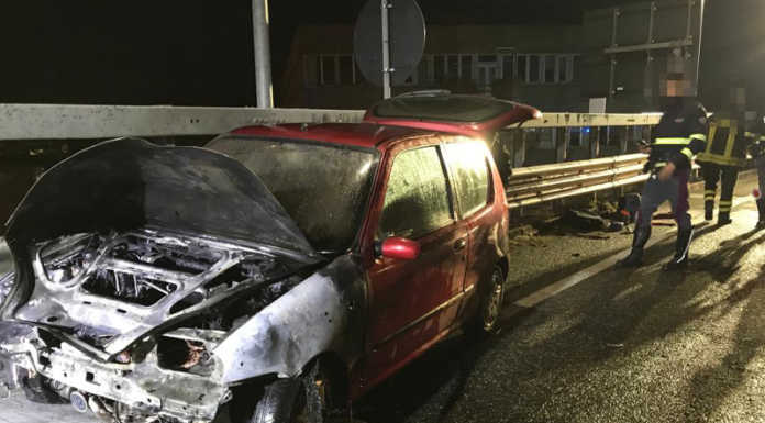 Lecco, auto in fiamme sul terzo ponte: chiusa l’uscita per la Valsassina