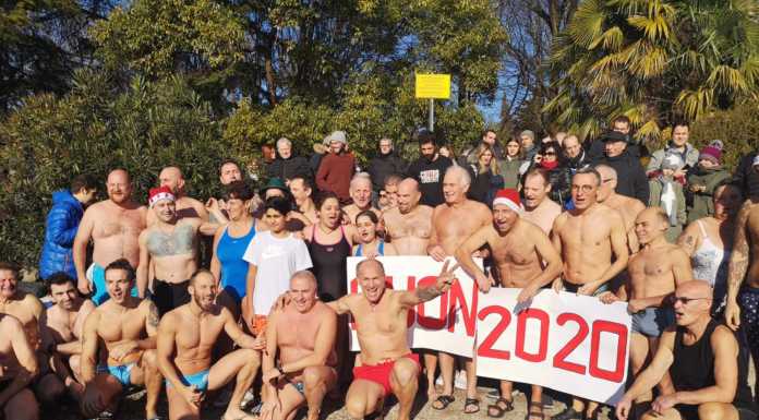 A Mandello il primo bagno nel Lario: l’iniziativa per accogliere il 2020