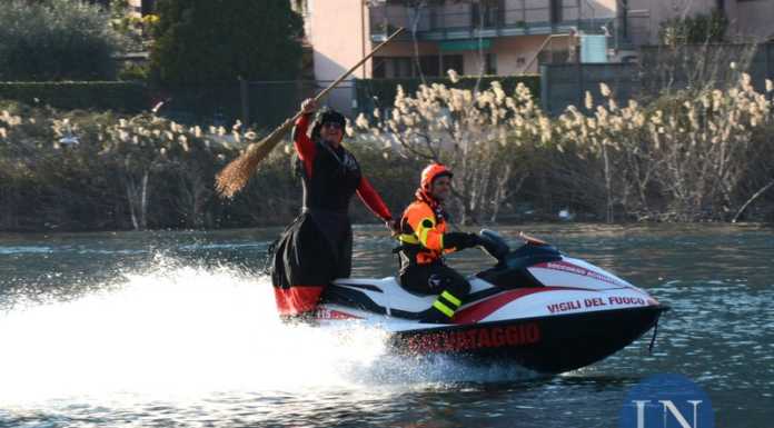 I pompieri ‘salvano’ la Befana dal fiume e la portano dai bimbi