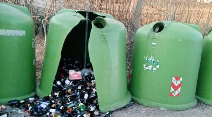 Vandali ad Abbadia: petardi nelle campane del vetro e cestini divelti