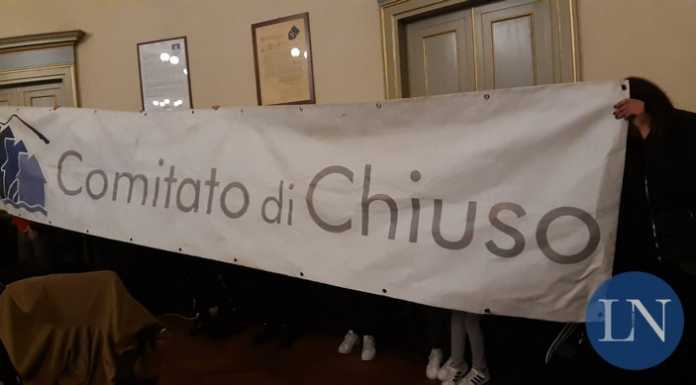 Ex cava di Chiuso, la protesta arriva in Comune ma la decisione “salta”