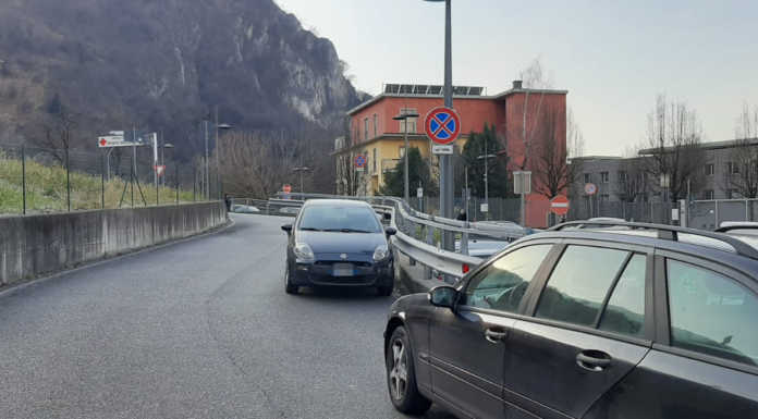 Parcheggi abusivi all’ospedale, auto sulla rampa del pronto soccorso
