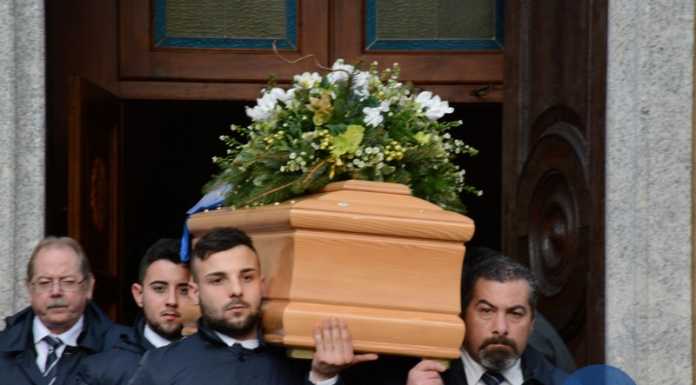 Pescarenico. Folla ai funerali di Claudio Rossi. “Hai lasciato un ricordo in tutti”