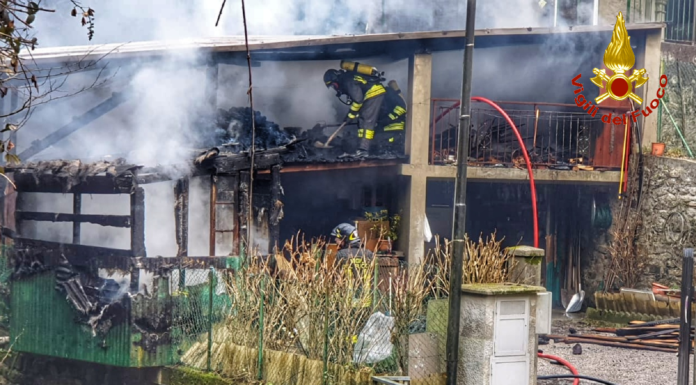 Incendio a Torre de’ Busi, brucia un deposito di legna