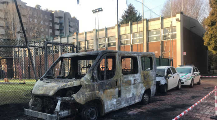 Milano. Incendio alla scuola di Polizia Locale, due mezzi divorati dalle fiamme