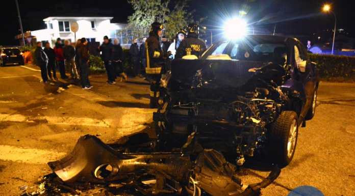 Olginate. Terribile schianto all’incrocio: un’auto finisce nel prato
